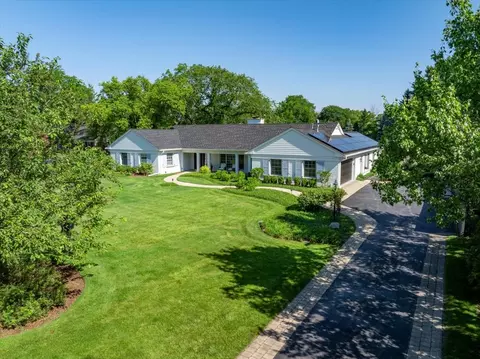 2245 Drury Ln, Northfield, IL 60093