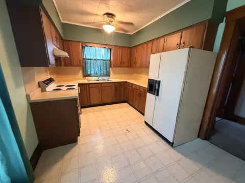 Kitchen - 300 W Main St, Morrison, IL 61270 photo 4 of 5