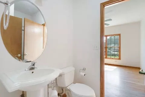 Bath - 945 Kingston St, Wheaton, IL 60187 photo 3 of 3