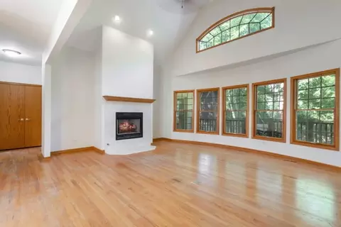 Living - 945 Kingston St, Wheaton, IL 60187 photo 1 of 7