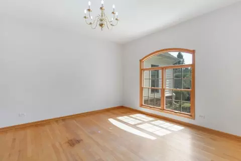 Living - 945 Kingston St, Wheaton, IL 60187 photo 6 of 7