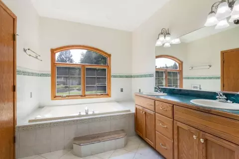 Bath - 945 Kingston St, Wheaton, IL 60187 photo 1 of 3
