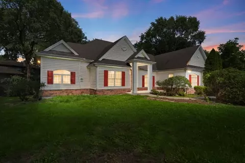 Exterior - 945 Kingston St, Wheaton, IL 60187 photo 2 of 3