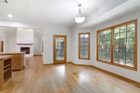 Living - 945 Kingston St, Wheaton, IL 60187 photo 5 of 7