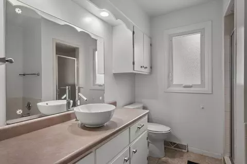 Bath - 3413 34th Ave, Moline, IL 61265 photo 3 of 3