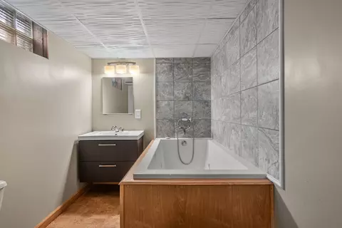 Bath - 3413 34th Ave, Moline, IL 61265 photo 2 of 3