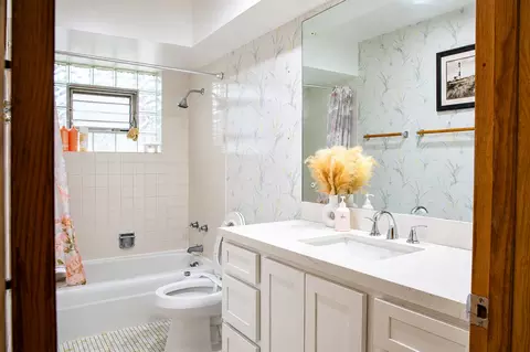 Bath - 2201 Pine St, Des Plaines, IL 60018 photo 1 of 3