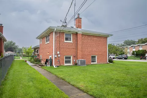 Exterior - 2201 Pine St, Des Plaines, IL 60018 photo 2 of 3