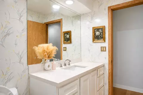 Bath - 2201 Pine St, Des Plaines, IL 60018 photo 2 of 3