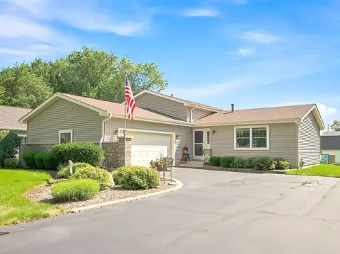 447 Gerry St, Woodstock, IL 60098