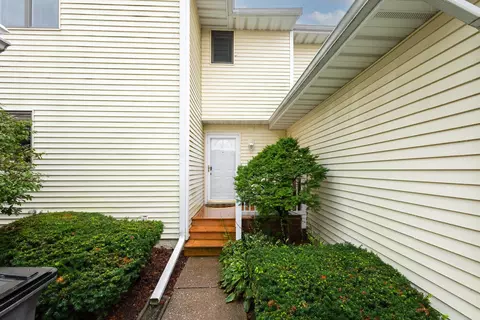 3169 Willowwood Ct, Bettendorf, IA 52722