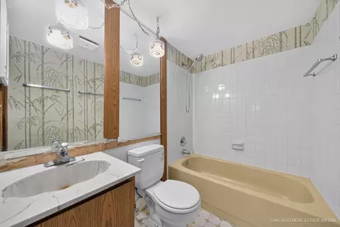 Bath - 18817 W Union Rd, Union, IL 60180 photo 2 of 2