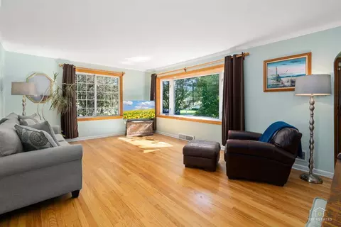 Living - 100 S Wisconsin Ave, Addison, IL 60101 photo 2 of 2