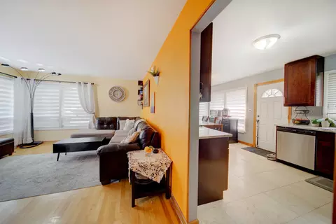 Entry Way - 513 W Willow Gln, Addison, IL 60101 photo 2 of 2