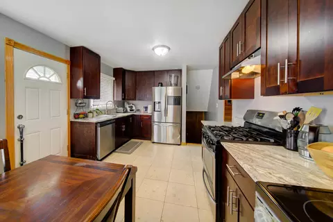 Kitchen - 513 W Willow Gln, Addison, IL 60101 photo 4 of 5