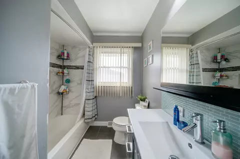 Bath - 513 W Willow Gln, Addison, IL 60101 photo 2 of 2