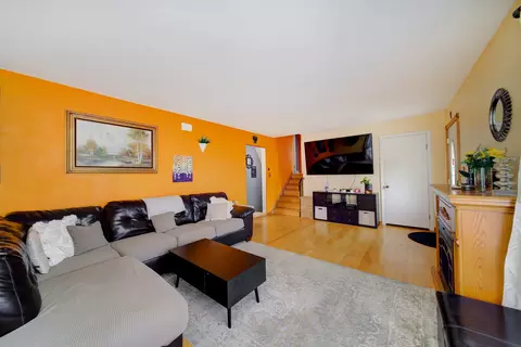Living - 513 W Willow Gln, Addison, IL 60101 photo 2 of 2