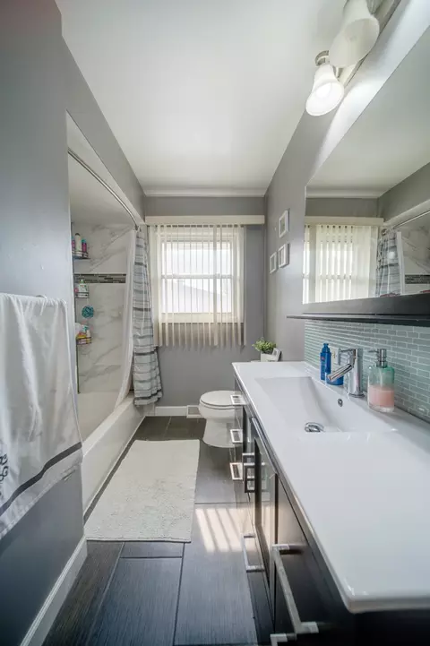 Bath - 513 W Willow Gln, Addison, IL 60101 photo 1 of 2