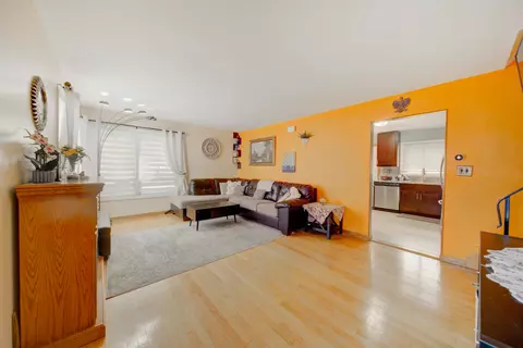 Living - 513 W Willow Gln, Addison, IL 60101 photo 1 of 2