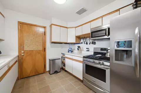 Kitchen - 567 Happ Rd, Northfield, IL 60093 photo 2 of 5