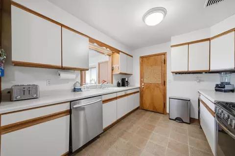 Kitchen - 567 Happ Rd, Northfield, IL 60093 photo 3 of 5