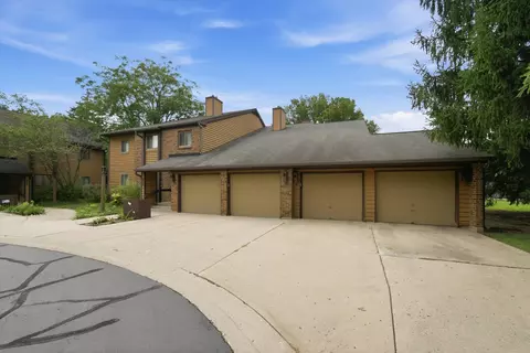 Exterior - 650 Waverly Dr #D, Elgin, IL 60120 photo 3 of 9