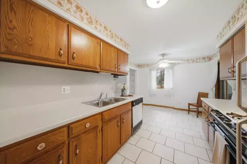 Kitchen - 650 Waverly Dr #D, Elgin, IL 60120 photo 4 of 5