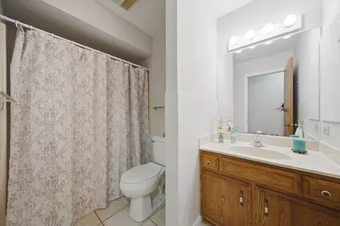 Bath - 650 Waverly Dr #D, Elgin, IL 60120 photo 1 of 1