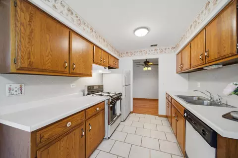 Kitchen - 650 Waverly Dr #D, Elgin, IL 60120 photo 5 of 5