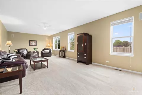 Living - 3051 Bridgeham St, Elgin, IL 60124 photo 5 of 5
