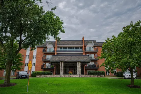 4221 Saratoga Ave #107A, Downers Grove, IL 60515