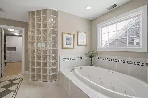 Bath - 7 Dunhill Ln, North Barrington, IL 60010 photo 3 of 6
