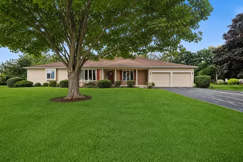 3715 Live Oak Rd, Crystal Lake, IL 60012