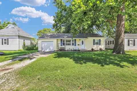 704 E Buckner St, Tuscola, IL 61953
