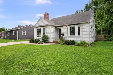Exterior - 2324 15th Ave, Moline, IL 61265 photo 3 of 10