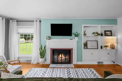 Living - 2324 15th Ave, Moline, IL 61265 photo 4 of 6