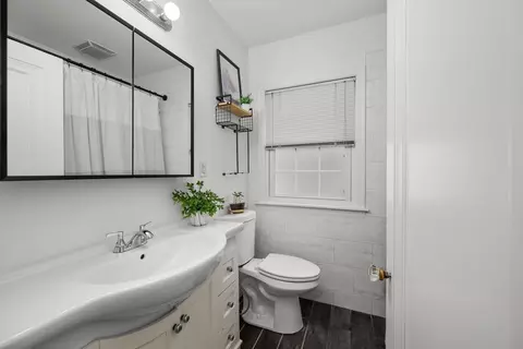 Bath - 2324 15th Ave, Moline, IL 61265 photo 1 of 3