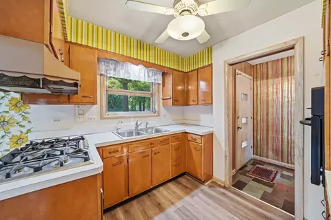 Kitchen - 14545 Laporte Ave, Midlothian, IL 60445 photo 3 of 5