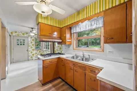 Kitchen - 14545 Laporte Ave, Midlothian, IL 60445 photo 4 of 5