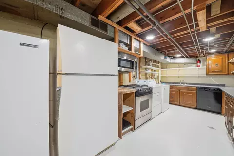 Kitchen - 14545 Laporte Ave, Midlothian, IL 60445 photo 5 of 5