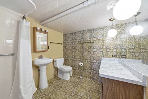 Bath - 14545 Laporte Ave, Midlothian, IL 60445 photo 2 of 2
