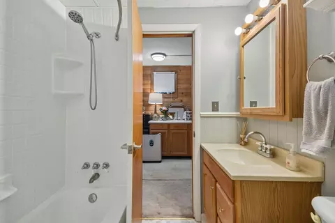 Bath - 607 Wallace Ave, Morris, IL 60450 photo 3 of 3