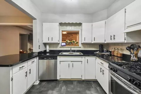 Kitchen - 607 Wallace Ave, Morris, IL 60450 photo 4 of 5