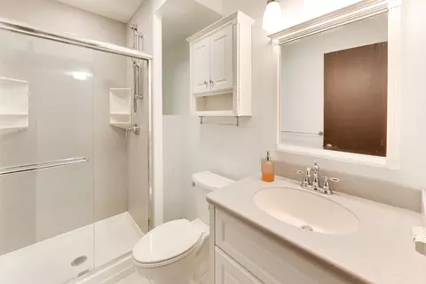 Bath - 4500 Sundance Ct, Hoffman Estates, IL 60192 photo 3 of 3