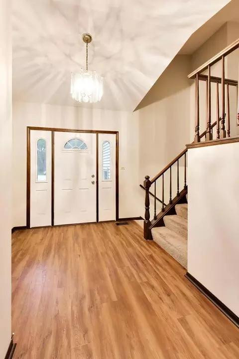 Entry Way - 4500 Sundance Ct, Hoffman Estates, IL 60192 photo 2 of 3