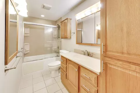 Bath - 4500 Sundance Ct, Hoffman Estates, IL 60192 photo 1 of 3