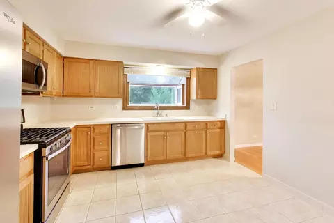 Kitchen - 4500 Sundance Ct, Hoffman Estates, IL 60192 photo 1 of 2