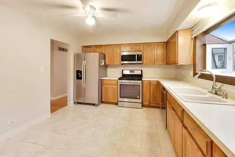 Kitchen - 4500 Sundance Ct, Hoffman Estates, IL 60192 photo 2 of 2