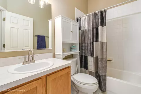 Bath - 2320 Stonegate Rd, Algonquin, IL 60102 photo 3 of 4