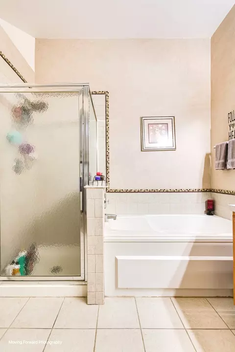 Bath - 2320 Stonegate Rd, Algonquin, IL 60102 photo 2 of 4